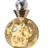 Eau de Dolce Vita от Dior – женский цветочный фруктовый аромат. Eau de Dolce Vita – это спокойный солнечный день и неторопливая прогулка в парке. Игра света и тени на траве, приглушенные звуки города, пикник и детские игры. Богатый аромат начинается вдохновенными цитрусовыми нотами мандарина и грейпфрута. Сердцевина аромата – облако деликатного и свежего аромата пиона. Eau de Dolce Vita от Dior будет элегантным решением в любой ситуации, подойдет и для делового дня, и для ужина в ресторане. Аромат принадлежит к группе ароматов цветочные фруктовые. Ноты: мандарин, цветок груши, грейпфрут, бергамот, пион, белый перец, фрезия, жасмин, сандаловое дерево, ваниль и османтус.