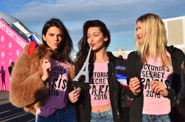 Ангелы в сборе: Белла Хадид, Кендалл Дженнер, Адриана Лима и другие модели Victoria's Secret в Париже (ФОТО)