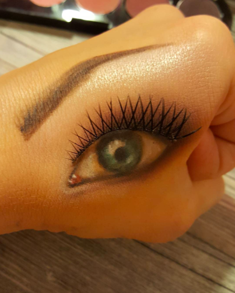 Новый тренд "макияж на руках" завоевывает популярность в сети (ФОТО)