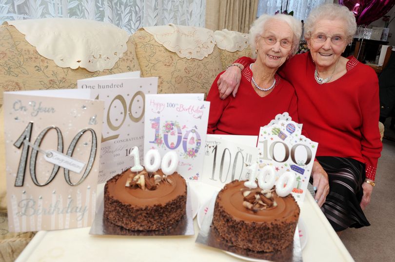 Век жить — не тужить: 100-летние бабушки-близняшки раскрыли секрет долголетия секрет долголетия, секреты долголетия, правильное питание, столетние близнецы, близнецы 100 лет, долголетие рецепты, долголетие секреты