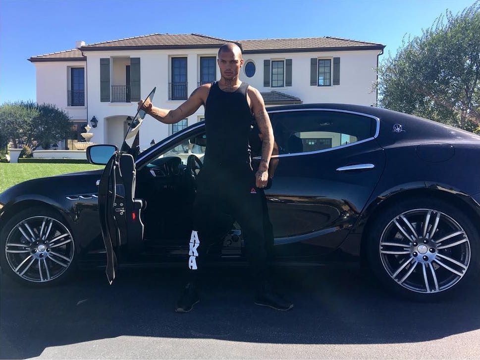 Намоделил: самый красивый преступник купил Maserati и огромный дом