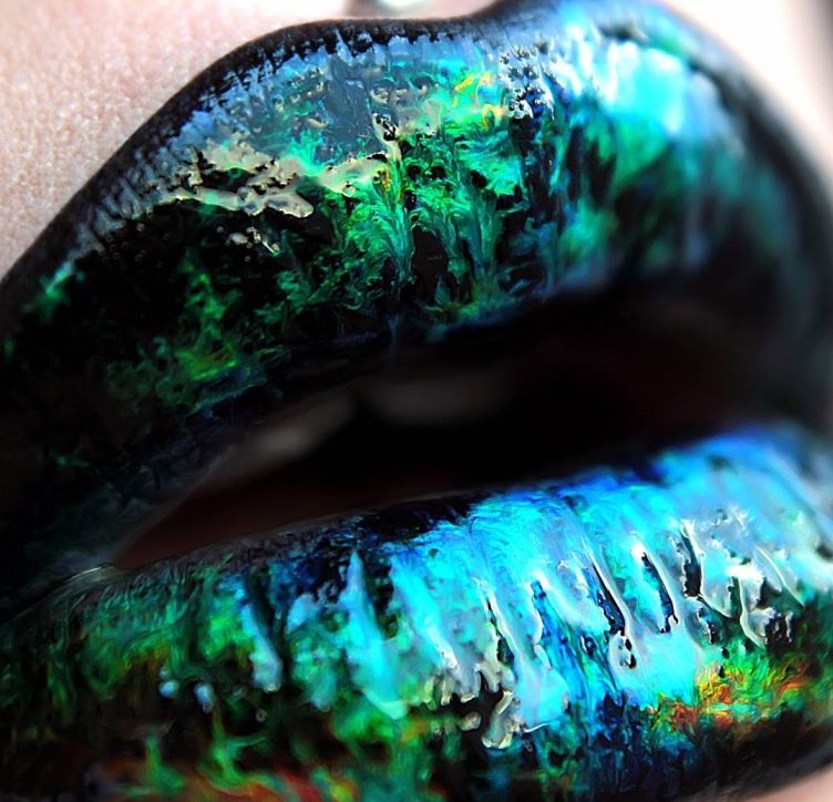 Голографический макияж губ взорвал интернет (ФОТО)