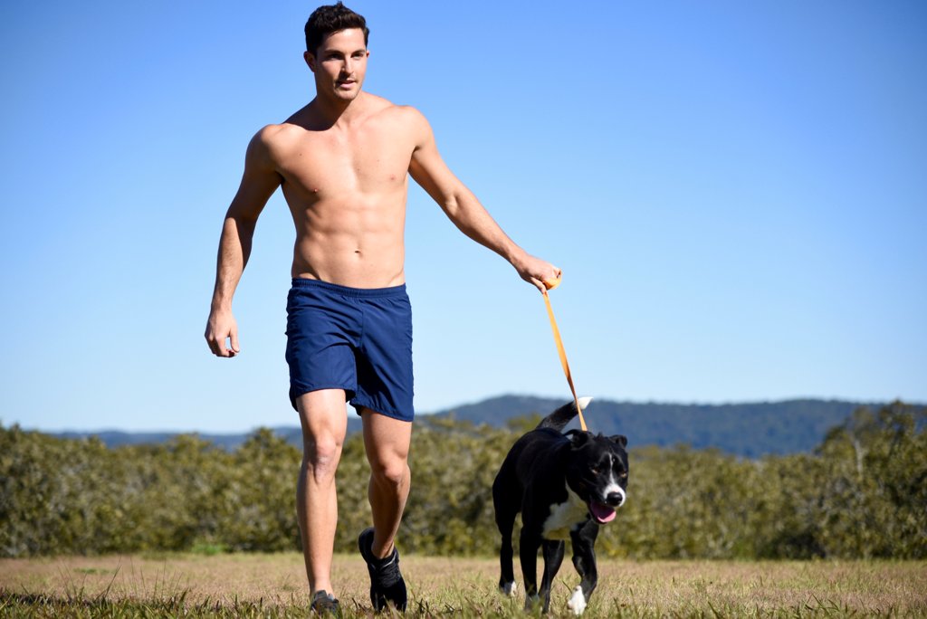 Сексуальные фитнес-тренеры снялись в фотосессии с собаками для нового календаря (ФОТО)
