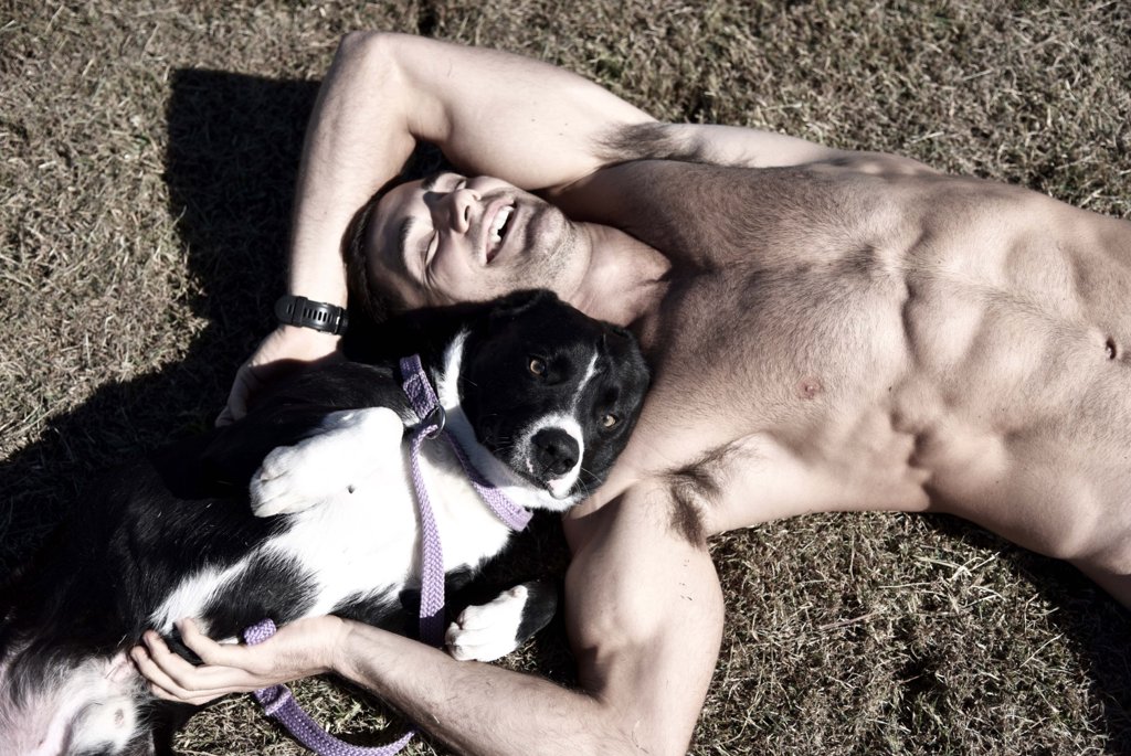 Сексуальные фитнес-тренеры снялись в фотосессии с собаками для нового календаря (ФОТО)