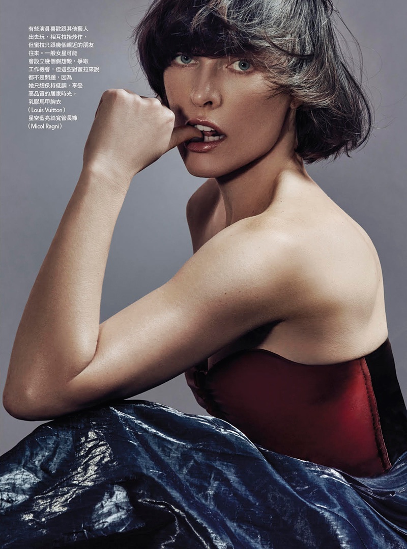 Милла Йовович демонстрирует необычный стиль в новой фотосессии для Vogue (ФОТО)
