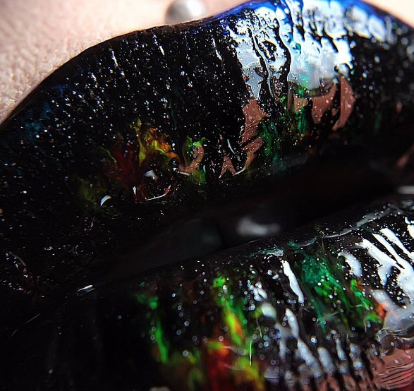 Голографический макияж губ взорвал интернет (ФОТО)