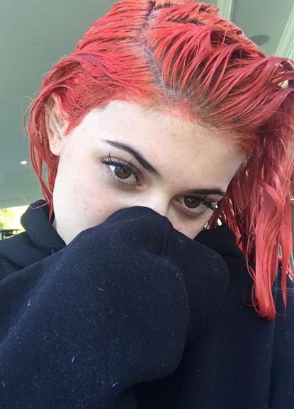 Кайли Дженнер покрасила волосы в красный цвет (ФОТО)