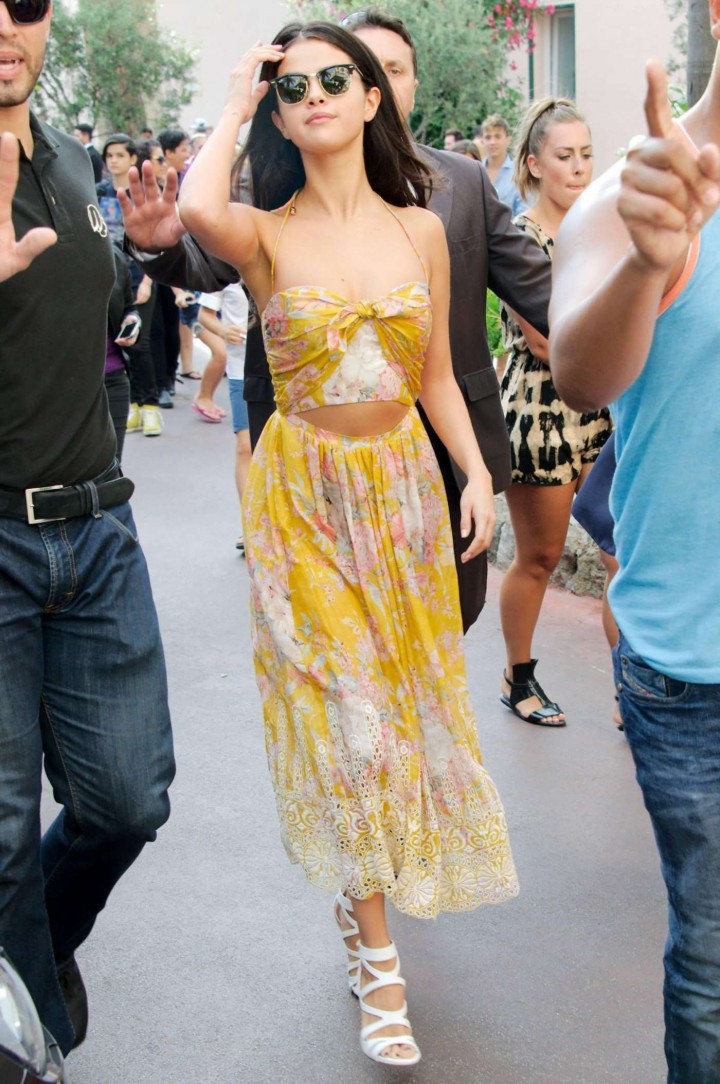 http://img.beauty.ua/pictures/uploads/images/Selena-Gomez-Hot-in-Yellow-Dress--01-720x1084.jpg