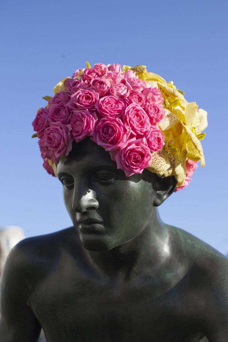 Да будет цвет: флорист создает парики и бороды из цветов для городских памятников