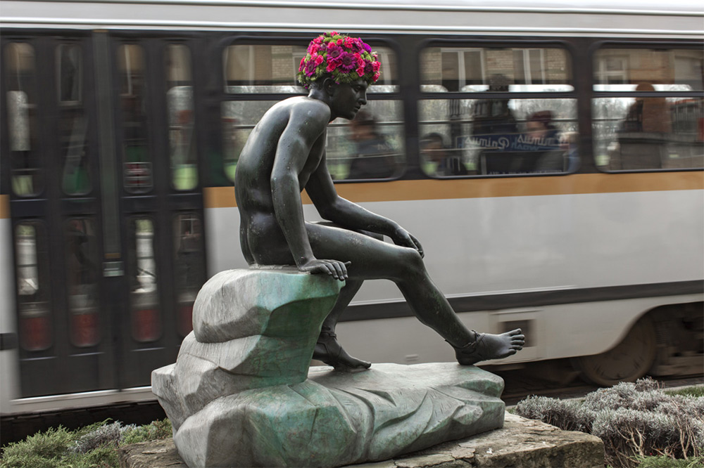 Да будет цвет: флорист создает парики и бороды из цветов для городских памятников