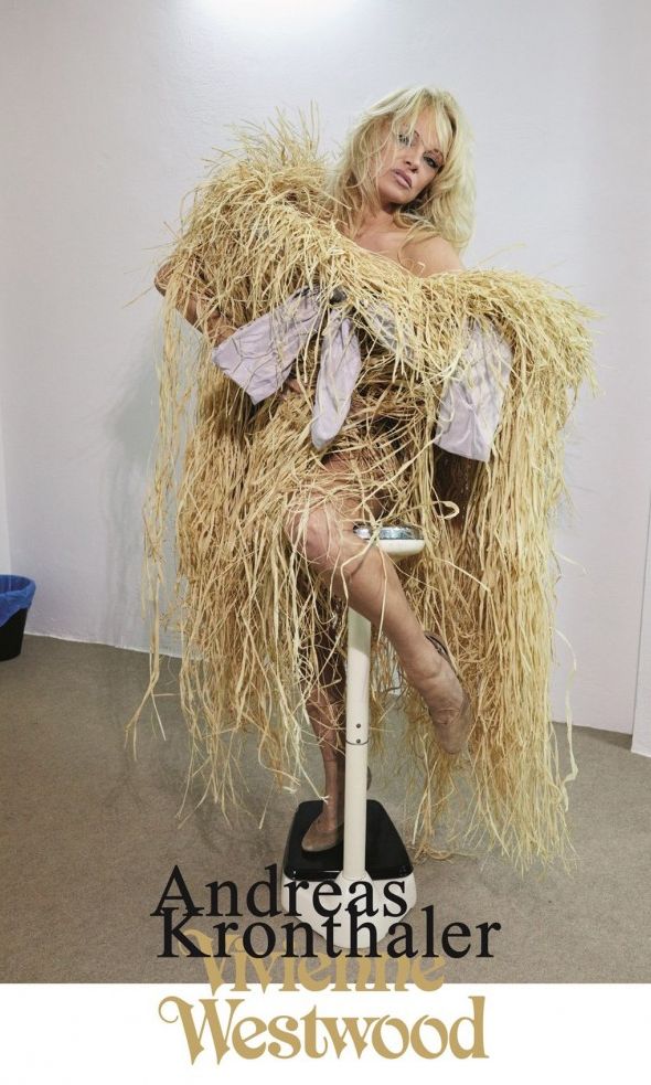 Памела Андерсон показала фигуру в фотосессии для Vivienne Westwood (ФОТО)