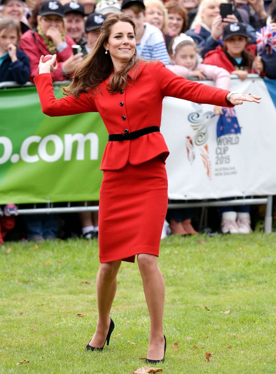 Кейт Миддлтон вышла в свет в любимом красном костюме (ФОТО)