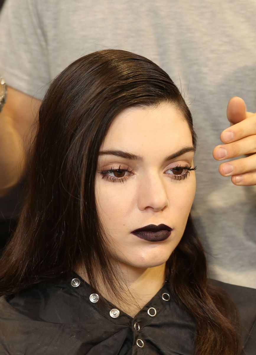 Визажисты признали темные губы абсолютным трендом в макияже (ФОТО)
