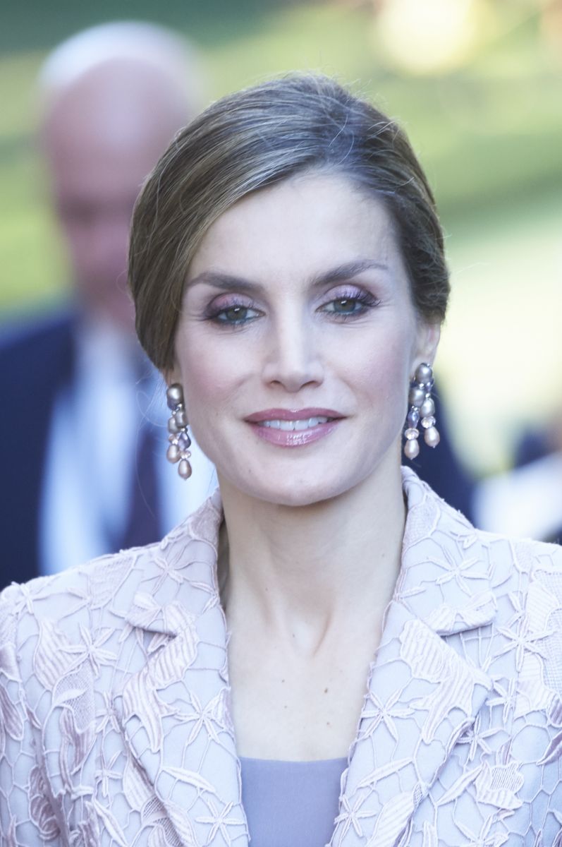 Образ дня: Королева Летиция в элегантном кружевном пальто оттенка пыльной розы