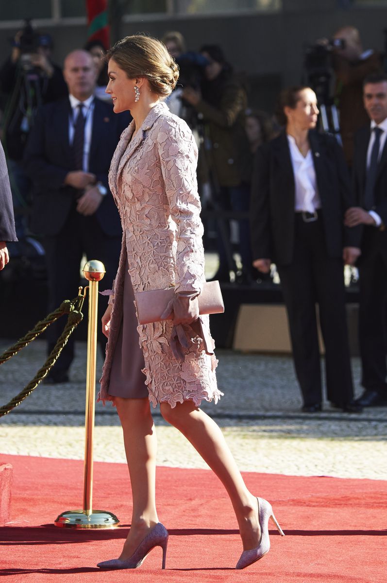Образ дня: Королева Летиция в элегантном кружевном пальто оттенка пыльной розы