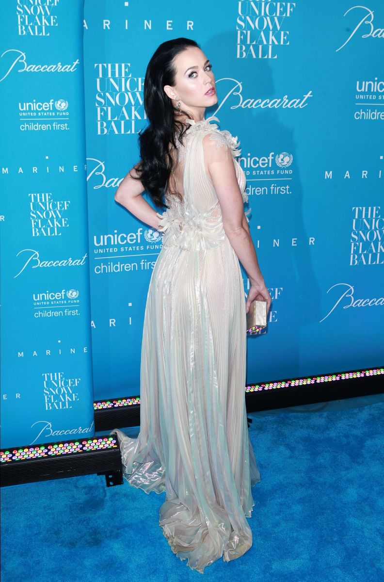 Образ дня: Кэти Перри в платье Marchesa на балу UNICEF (ФОТО)