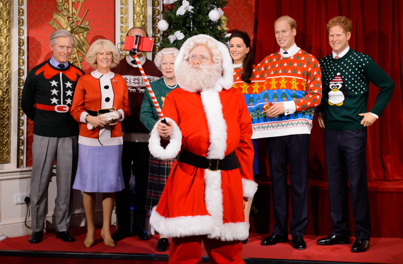 Восковые копии Кейт Миддлтон и всей королевской семьи в рождественских свитерах (ФОТО)