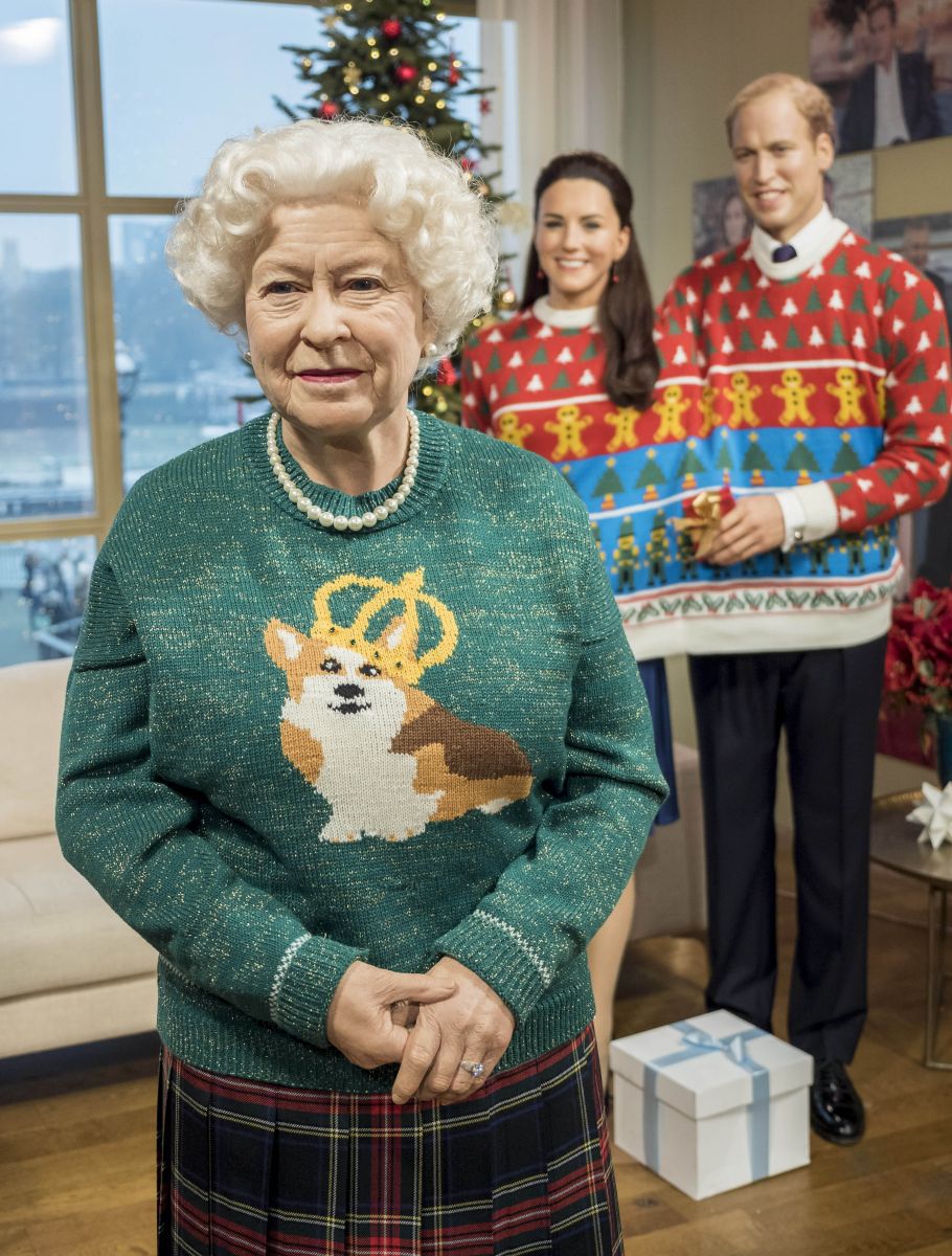 Восковые копии Кейт Миддлтон и всей королевской семьи в рождественских свитерах (ФОТО)
