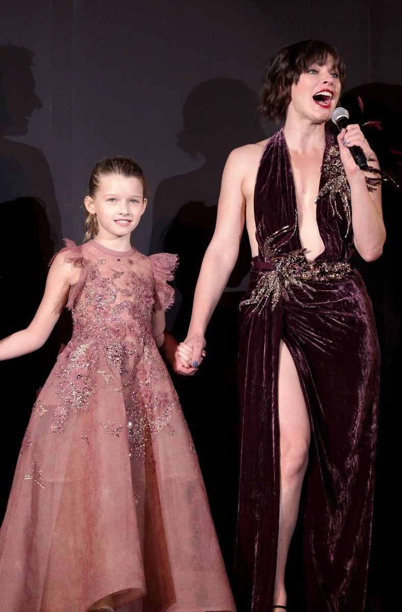 Образ дня: Мила Йовович в открытом платье появилась на публике с дочкой