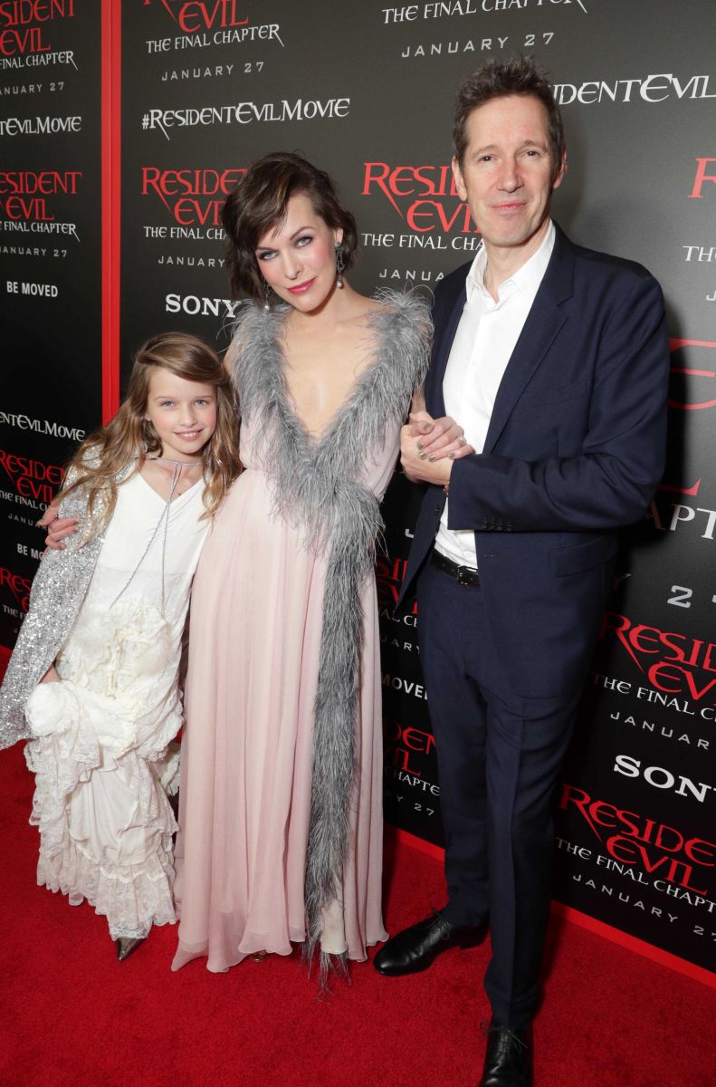 Образ дня: Милла Йовович в розовом платье с семьей на премьере картины "Обитель зла: Последняя глава" (ФОТО)