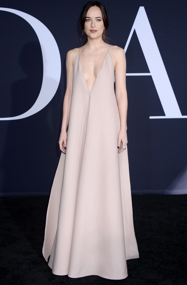 Дакота Джонсон покорила голым платьем от Valentino на премьере фильма На 50 оттенков темнее (ФОТО)