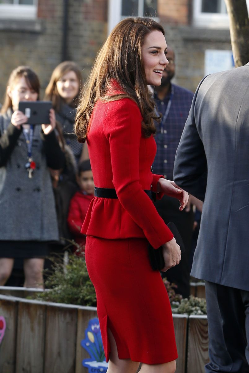 Кейт Миддлтон вышла в свет в любимом красном костюме (ФОТО)