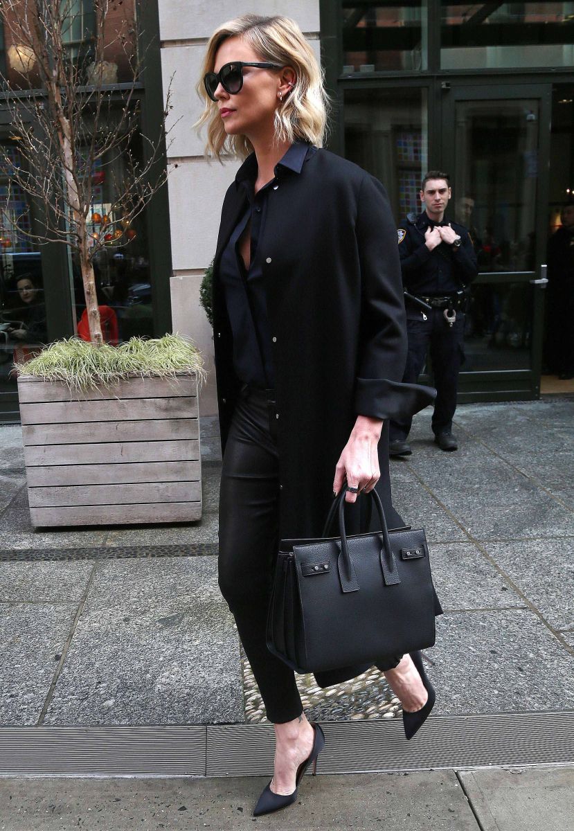 Образ дня: Шарлиз Терон с сумкой Saint Laurent на улицах Нью-Йорка (ФОТО)