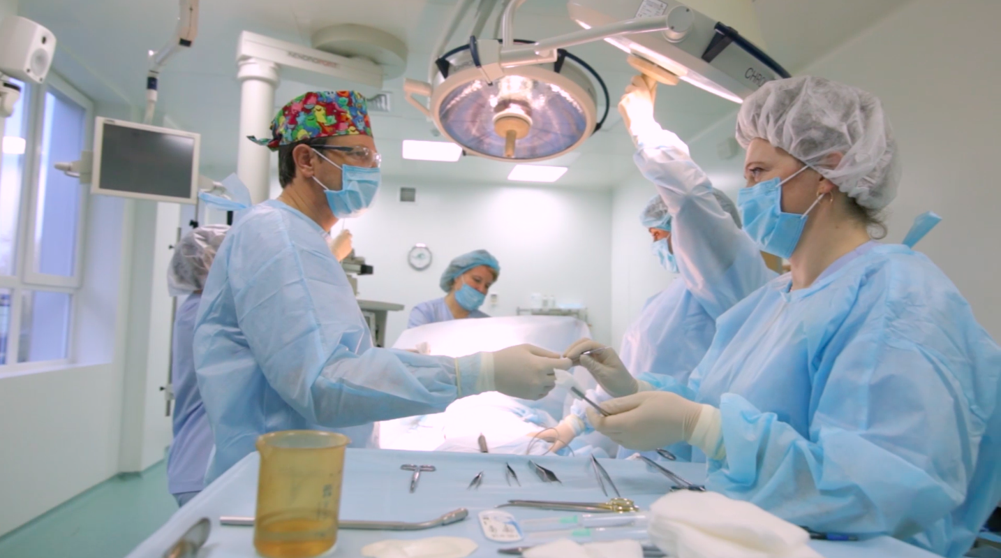 Есть чувство юмора: Украинские хирурги сняли &laquo;манекен челлендж&raquo; в операционной Украинские хирурги, Дмитрий Слоссер