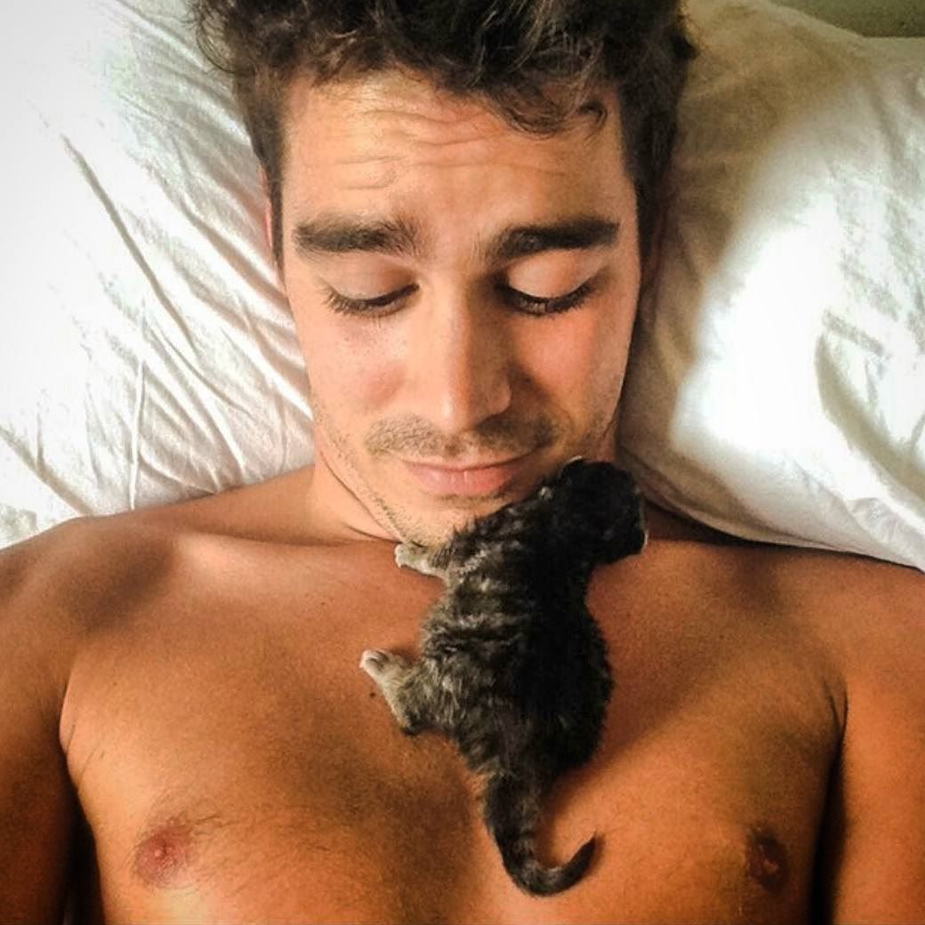 Instagram недели: “горячие мужчины с котиками” - аккаунт, который разбивает сердца