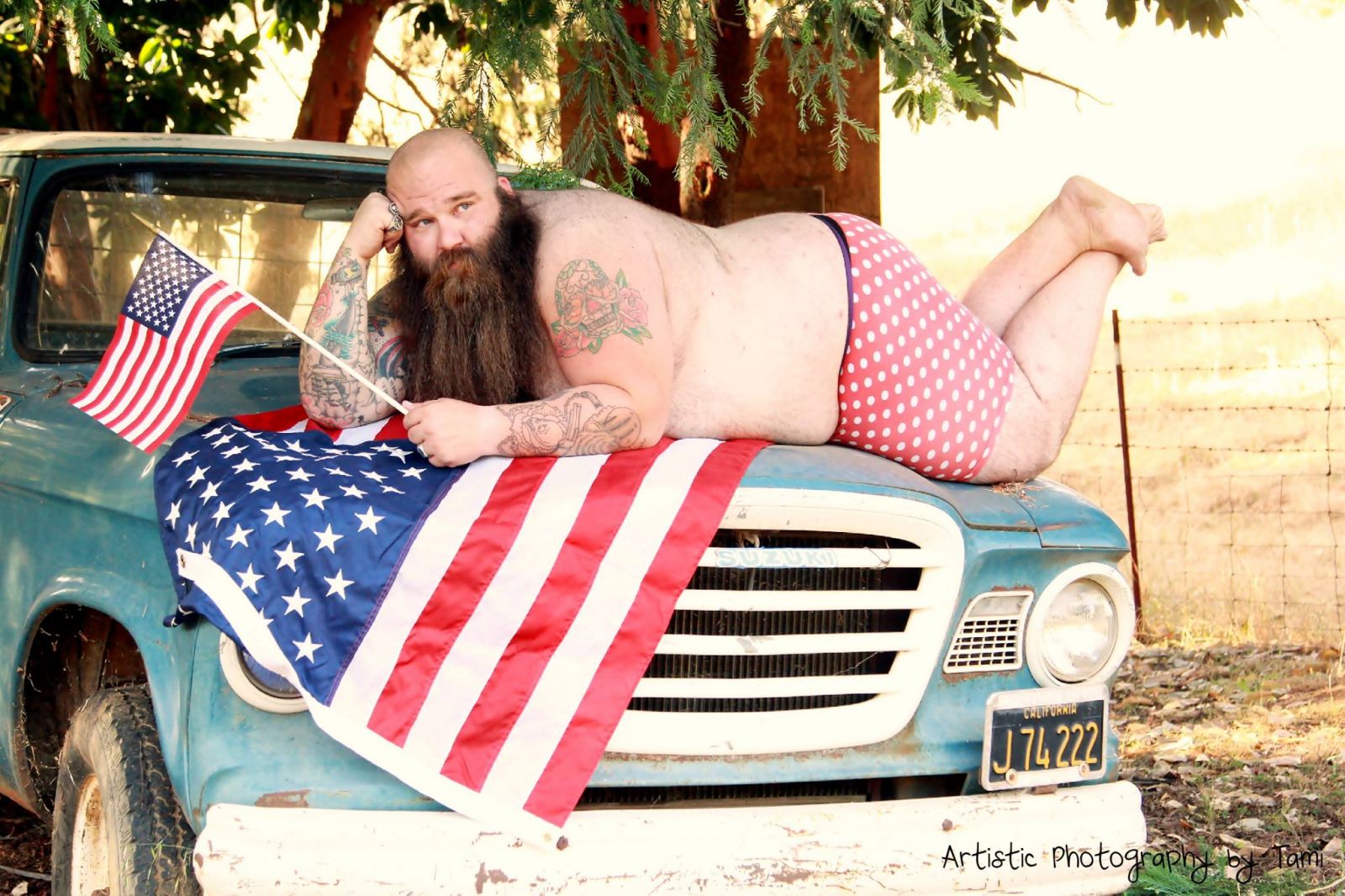 Эпично: огромный бородатый мужчина спародировал патриотичную фотосессию моделей