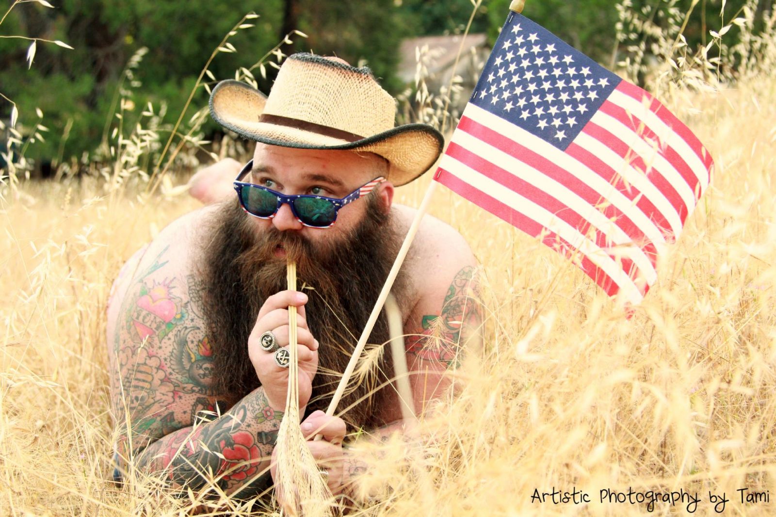 Эпично: огромный бородатый мужчина спародировал патриотичную фотосессию моделей