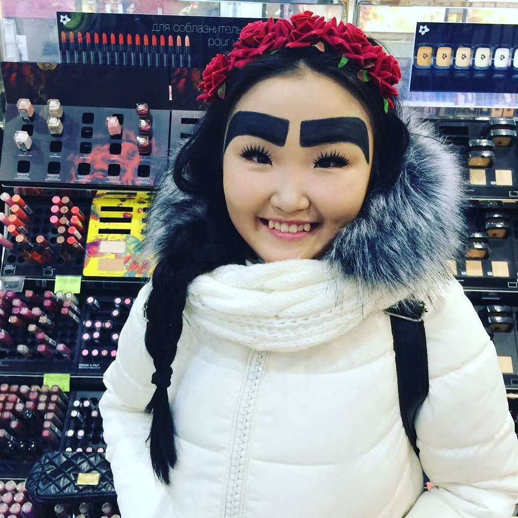 Ее бровейшество: огромные нарисованные брови прославили девушку из Якутии
