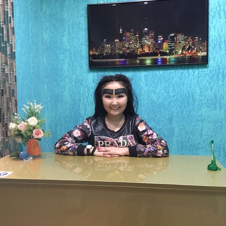 Ее бровейшество: огромные нарисованные брови прославили девушку из Якутии