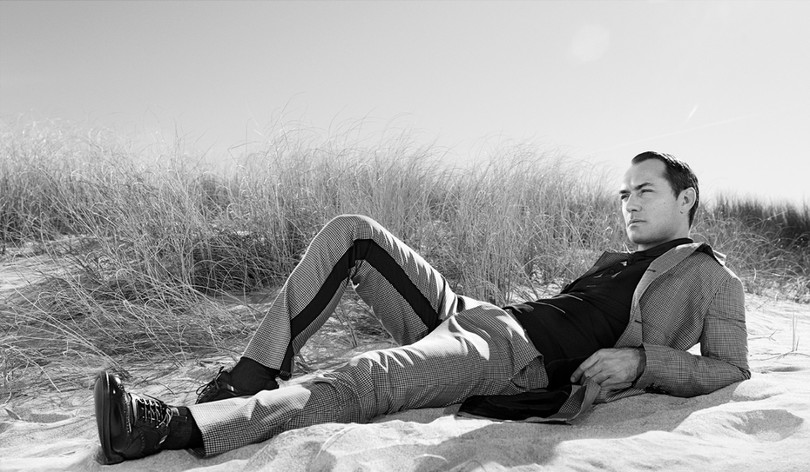 Среди песчаных дюн: Джуд Лоу стал лицом весенне-летней коллекции Prada Джуд Лоу фото, Джуд Лоу Prada