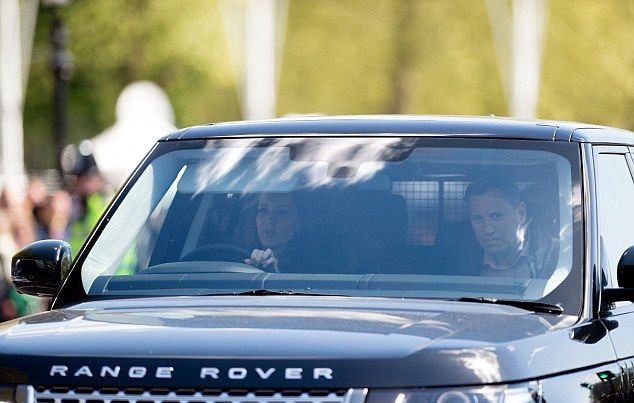 В ожидании принцессы: Перед родами Кейт Миддлтон плавает в бассейне