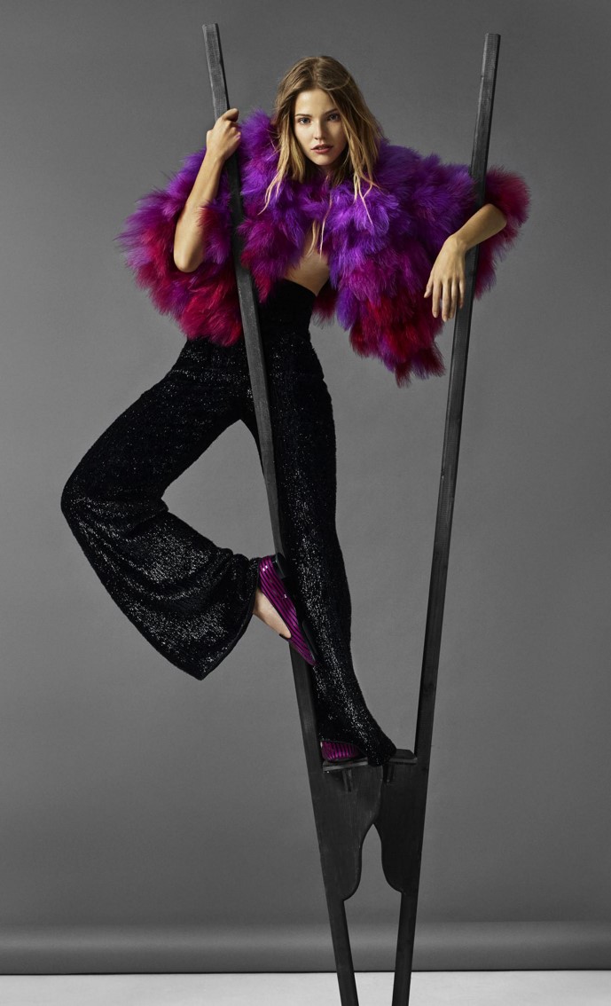 воздушная Саша Лусс на ходулях в фотосессии для Harpers Bazaar US