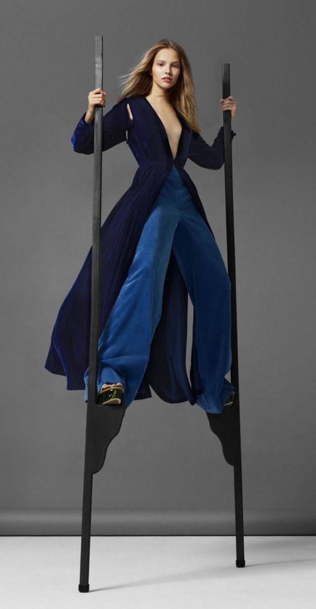 воздушная Саша Лусс на ходулях в фотосессии для Harpers Bazaar US