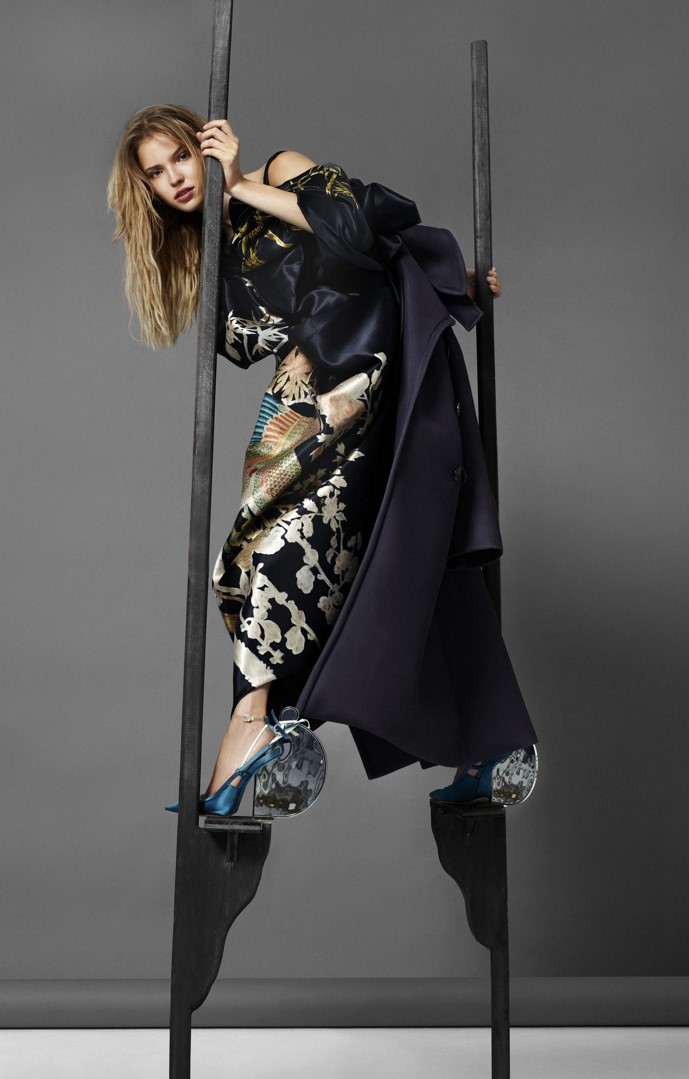 воздушная Саша Лусс на ходулях в фотосессии для Harpers Bazaar US