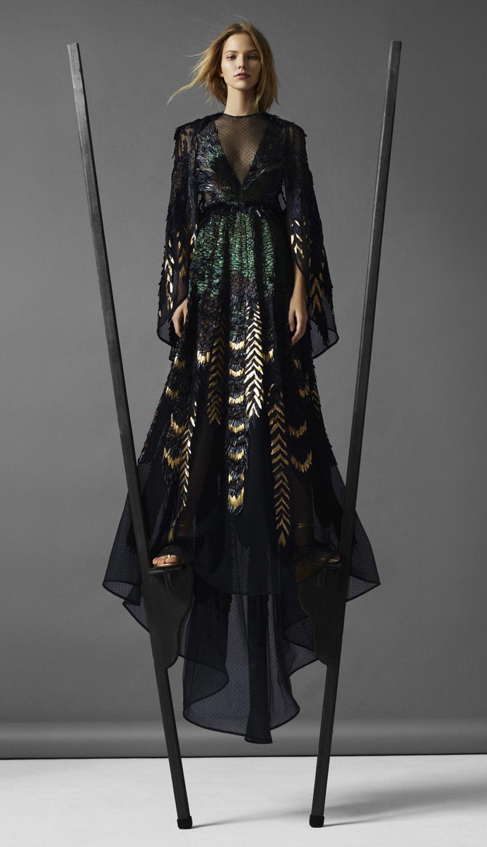 воздушная Саша Лусс на ходулях в фотосессии для Harpers Bazaar US