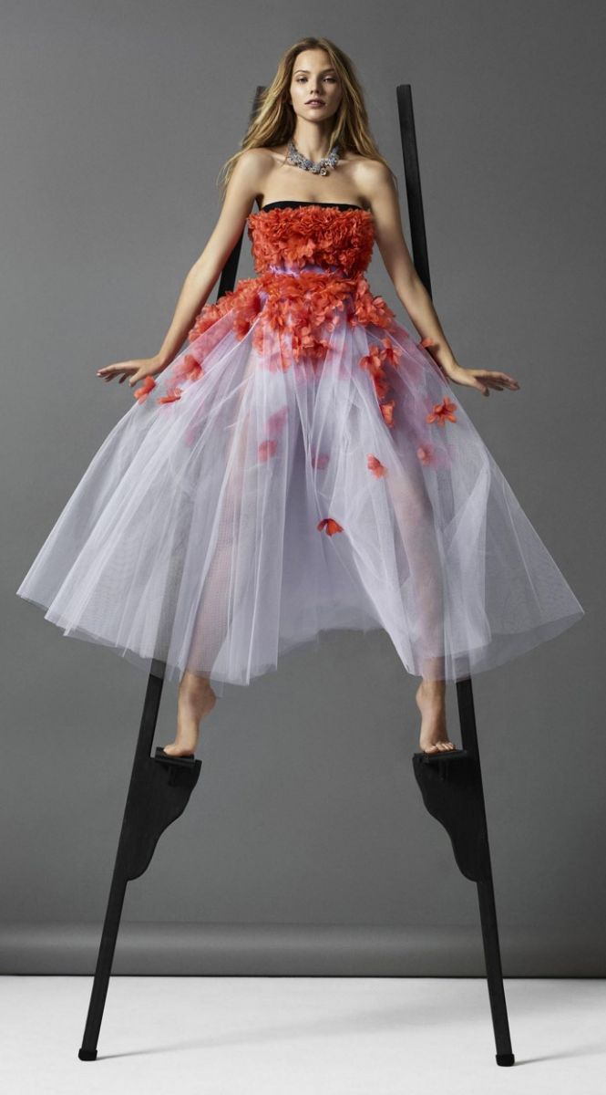 воздушная Саша Лусс на ходулях в фотосессии для Harpers Bazaar US