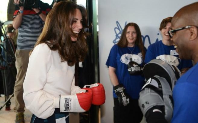 Образ дня: элегантная Кейт Миддлтон в лодочках попробовала себя в боксе