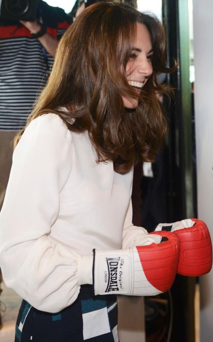 Образ дня: элегантная Кейт Миддлтон в лодочках попробовала себя в боксе