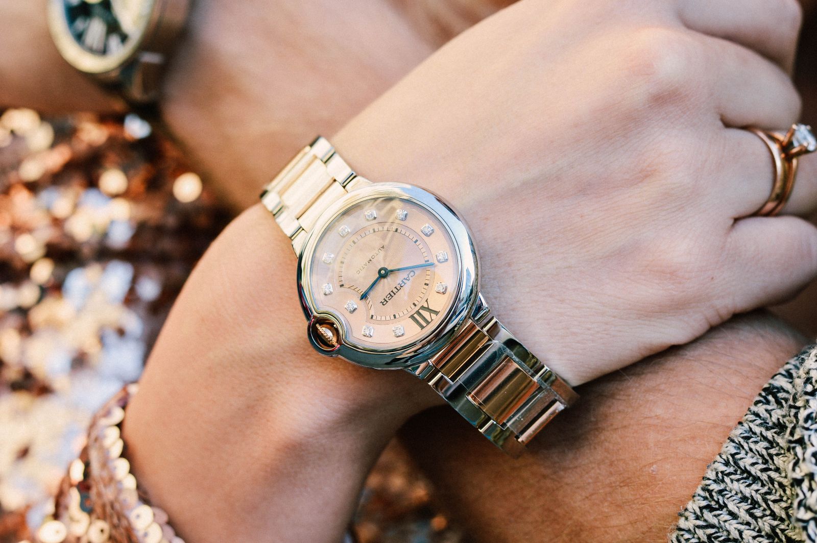Какие есть часы на руку. Стильные наручные часы. Наручные часы на руке. Часы на руку женские. Часы мужские и женские.