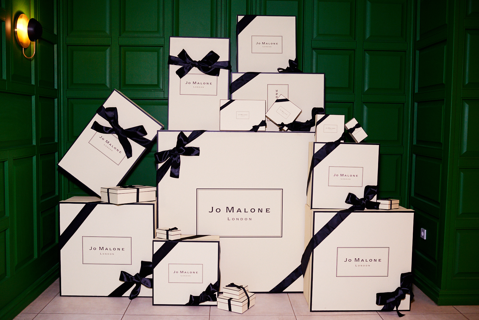 Коробки для фотозоны. Jo Malone коробка. Подарочная коробка Jo Malone. Фотозона с подарками. Фотозона коробки с подарками.