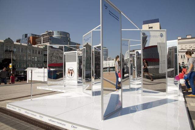 В центре Киева построили зеркальный