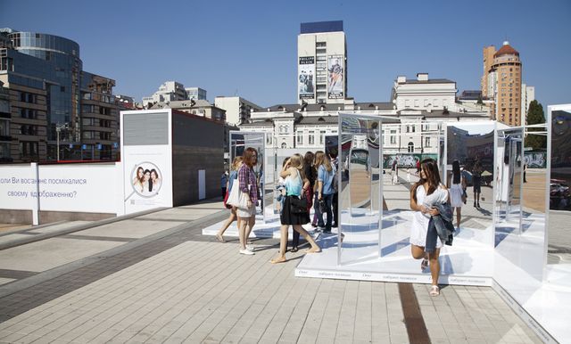 В центре Киева построили зеркальный