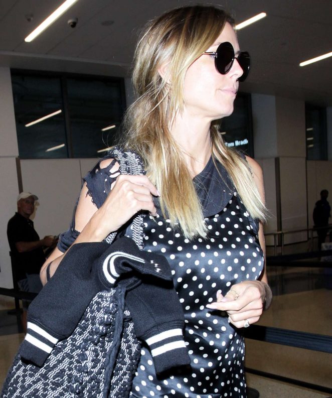 Хайди Клум без макияжа и в странном платье в аэропорту Нью-Йорка (ФОТО)