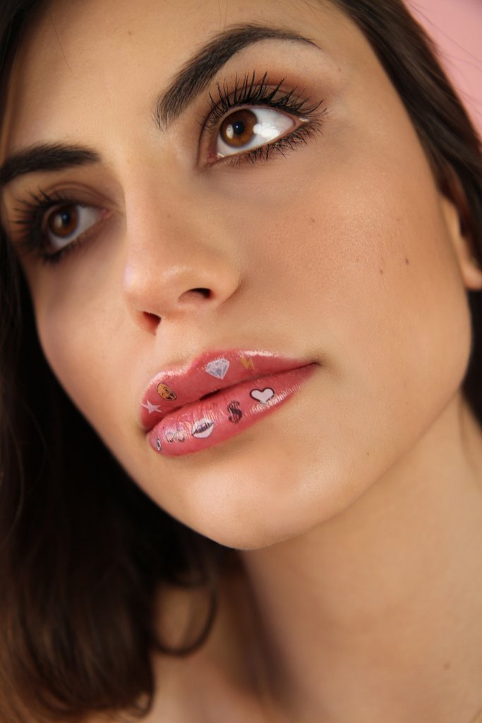 Крохотные татуировки для глаз и губ стали новым горячим трендом в макияже (ФОТО)