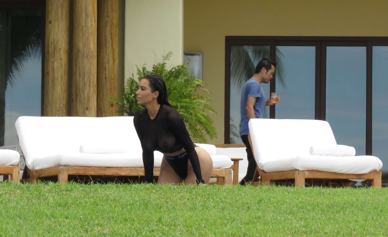 Ким Кардашьян показалась обнаженной в мокром купальнике (ФОТО)