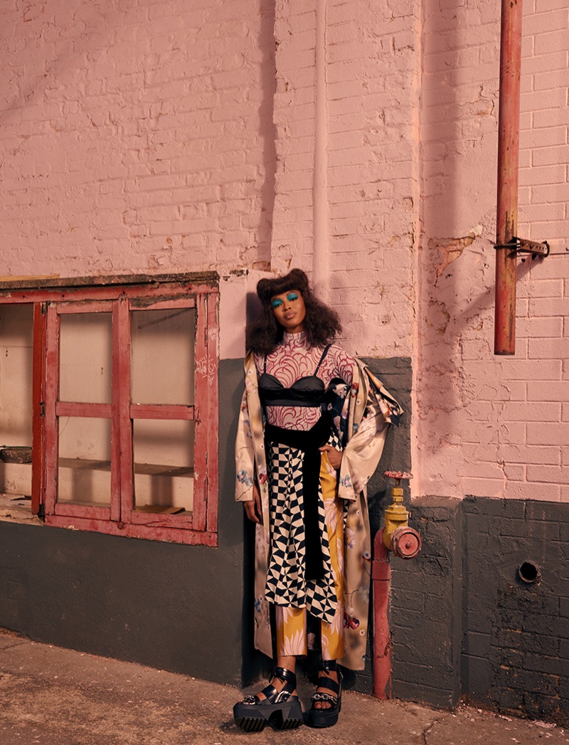 Карнавал для одного: большая фотосессия Наоми Кэмпбелл для Vogue Бразилия